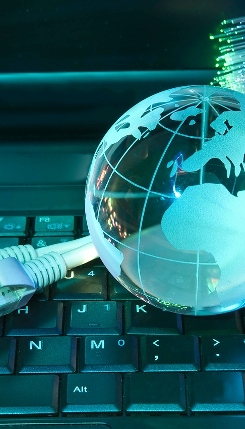 Image of a computer screen displaying internet connection status with a Wi-Fi symbol and a connected device icon.